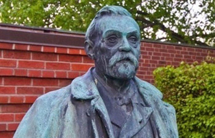 Alfred Nobel staty.jpg