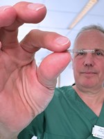 David_Erlinge_håller stent.jpg