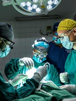 Här assisterade av Operation Smiles volontär Patrik Boivie, plastikkirurg Sahlgrenska. Foto Jörgen Hildebrandt..jpg
